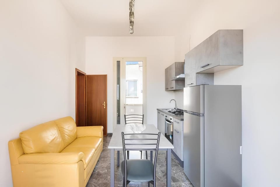 Kitchen or kitchenette, Living room, Seating area, Dining area, oven, stove