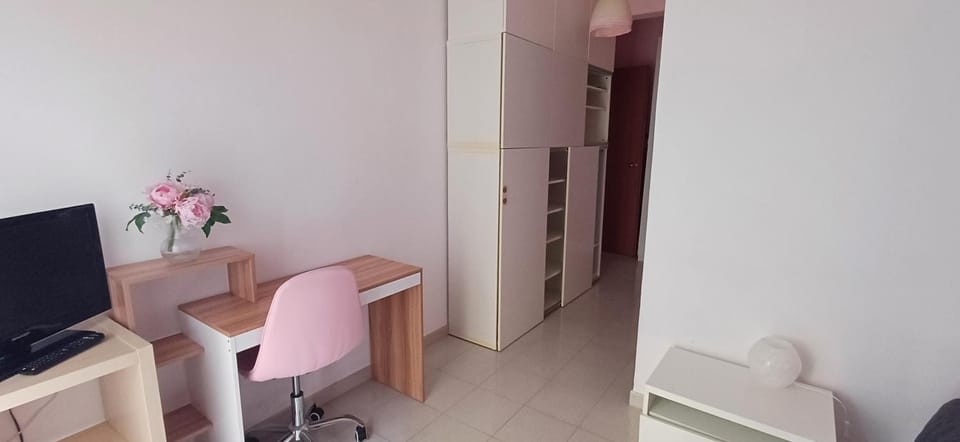 TV and multimedia, Seating area, Bedroom