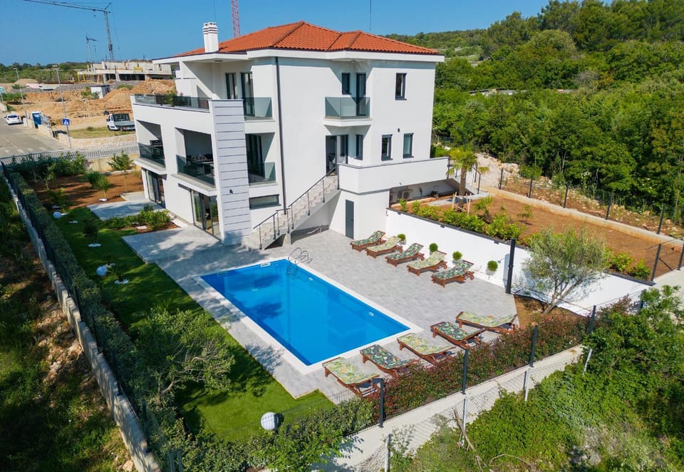 Property building, Bird's eye view, Swimming pool