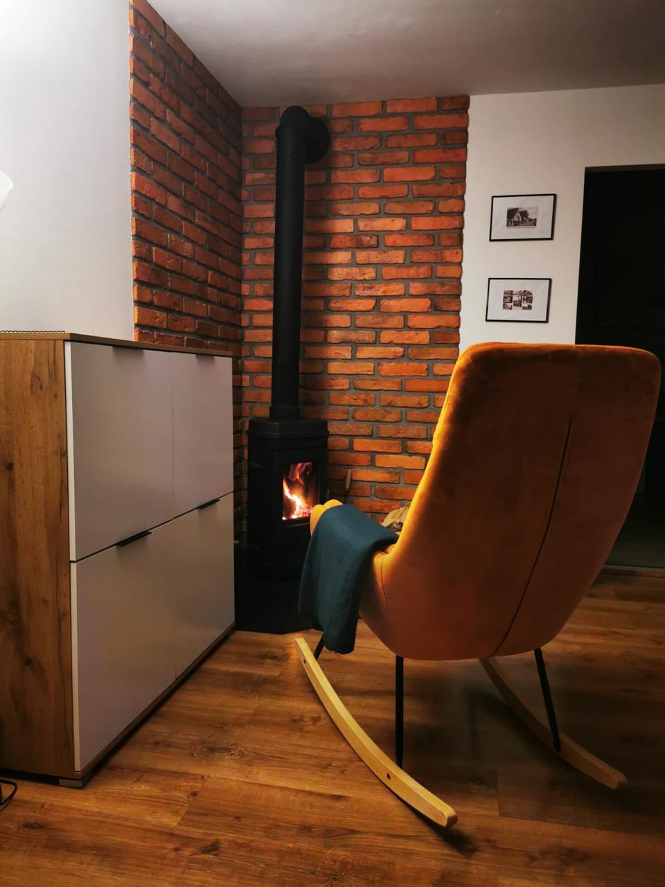 Seating area, fireplace