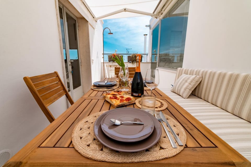 Property building, Food and drinks, Dining area, Food