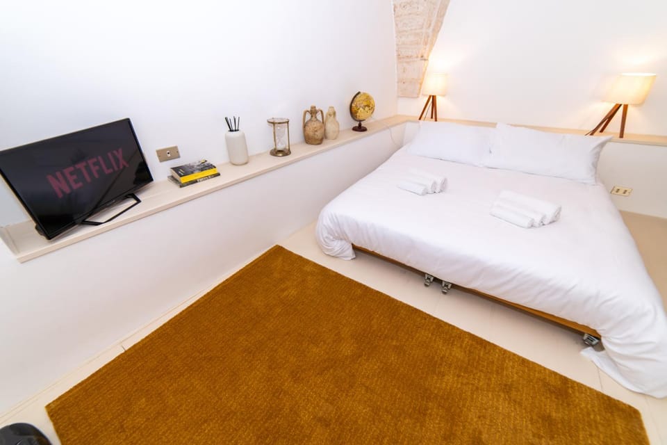 Bed, TV and multimedia, Photo of the whole room, Bedroom, towels