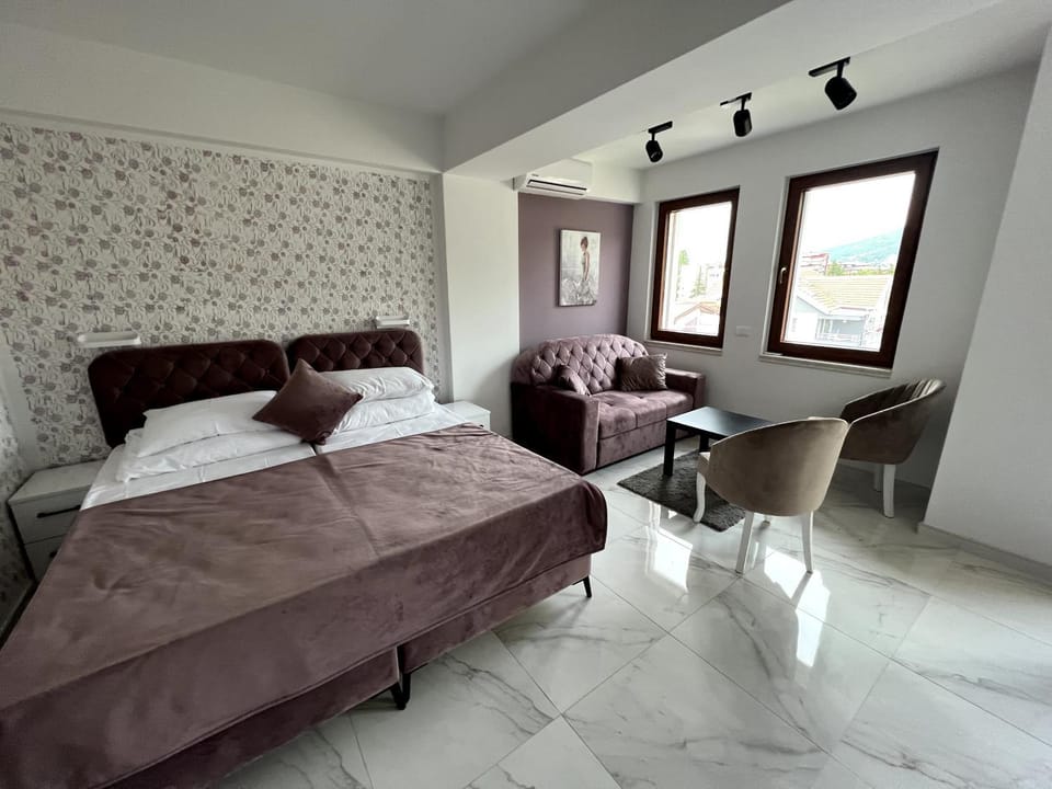 Bed, Living room, Photo of the whole room, Seating area
