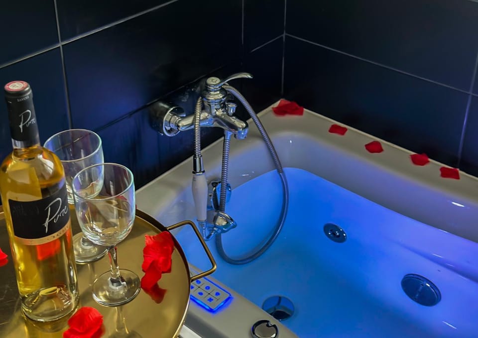 Bathroom, Drinks, Bath