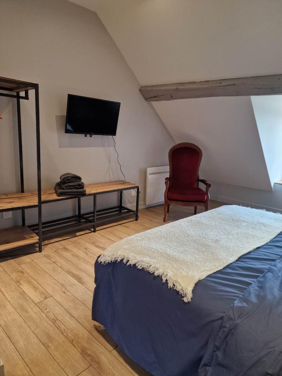 Bed, TV and multimedia, Evening entertainment, Bedroom