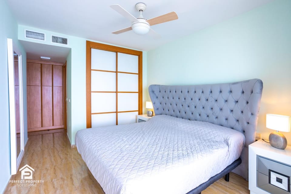 Bedroom, fireplace, wardrobe, air conditioner