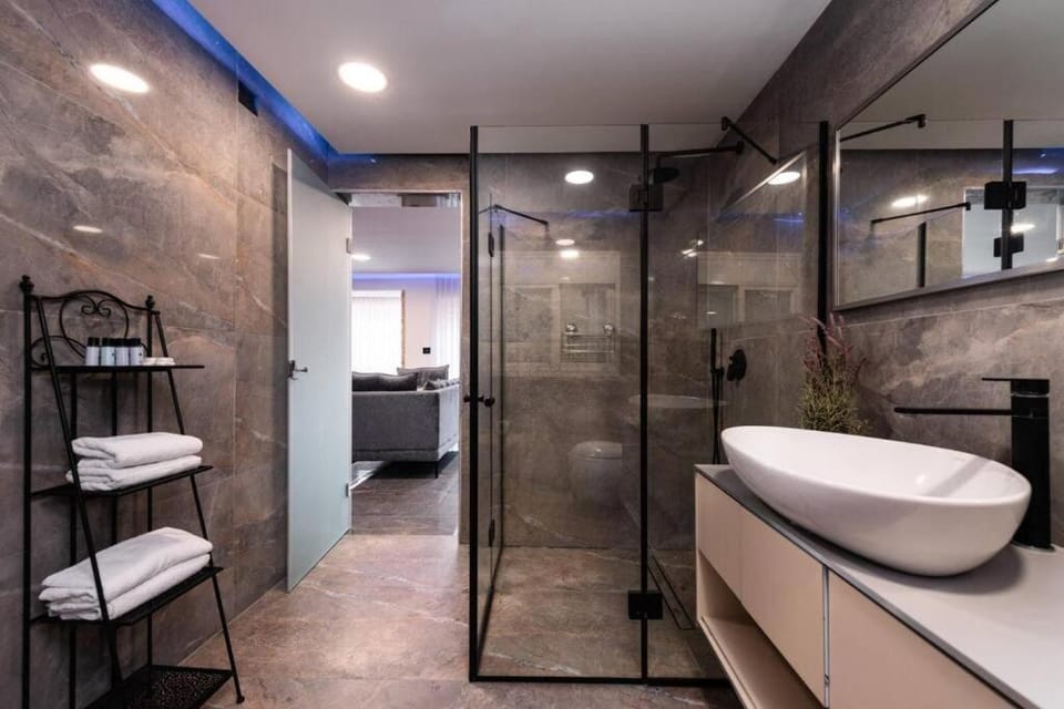 Shower, Toilet