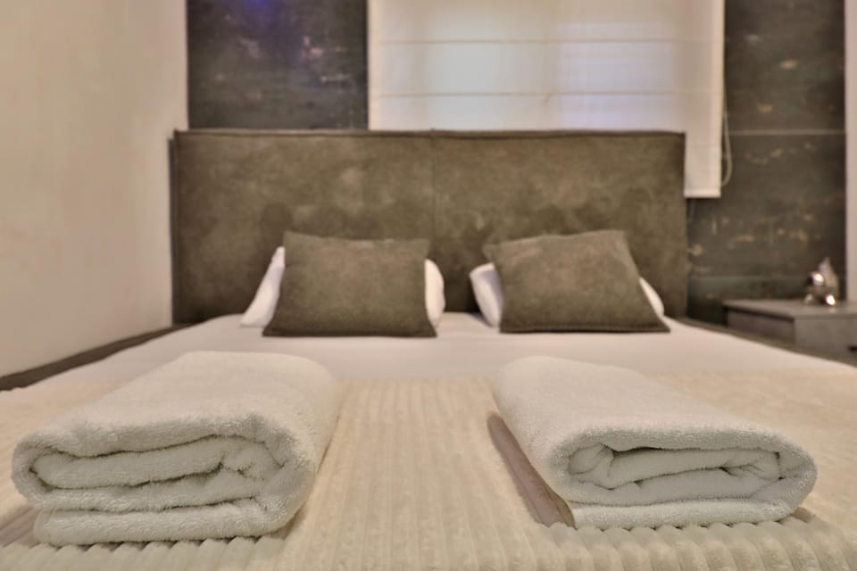 Bed, Bedroom, towels