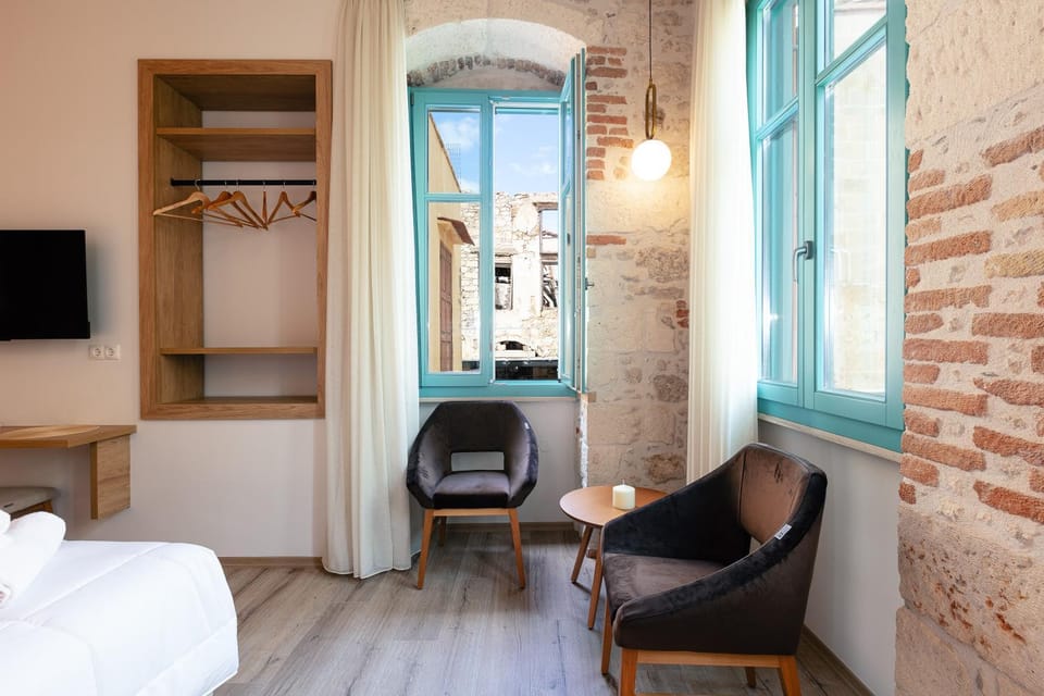 Bed, TV and multimedia, View (from property/room), View (from property/room), Living room, Photo of the whole room, Seating area, Bedroom, City view, City view, Street view, Street view, Quiet street view, towels, wardrobe