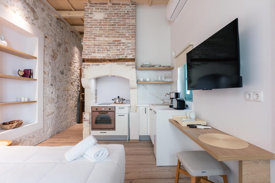Bed, TV and multimedia, Kitchen or kitchenette, Living room, Photo of the whole room, Seating area, Bedroom, pet friendly, stove