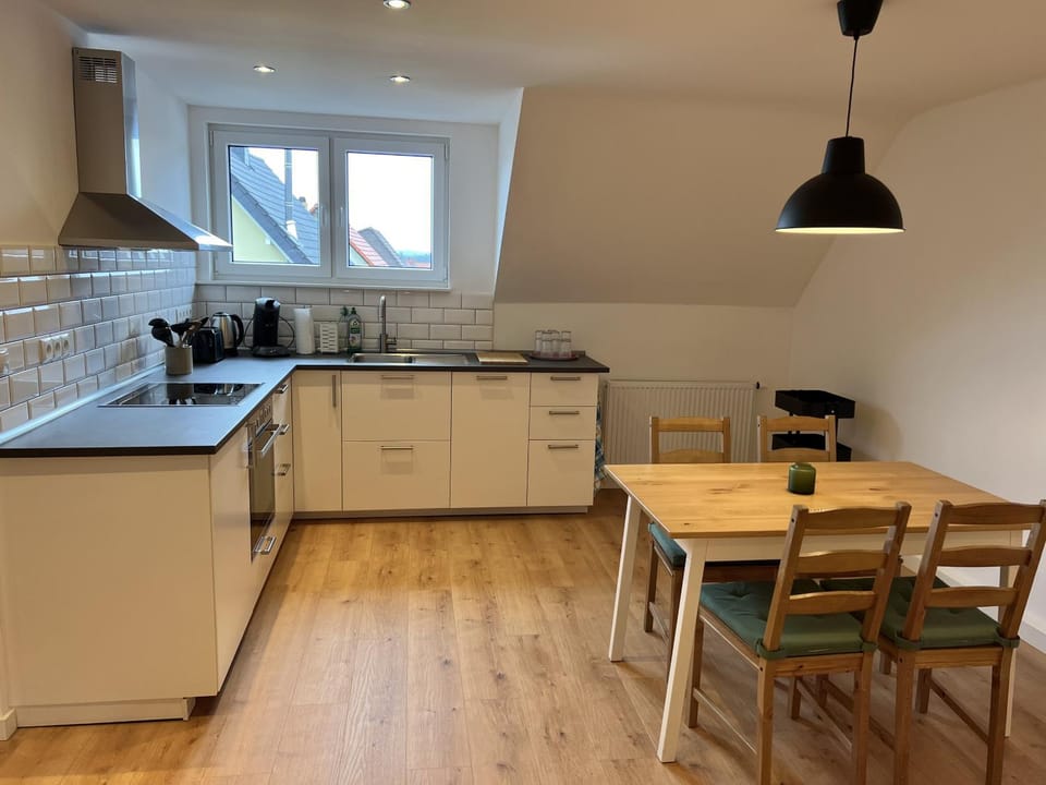 Kitchen or kitchenette, Dining area