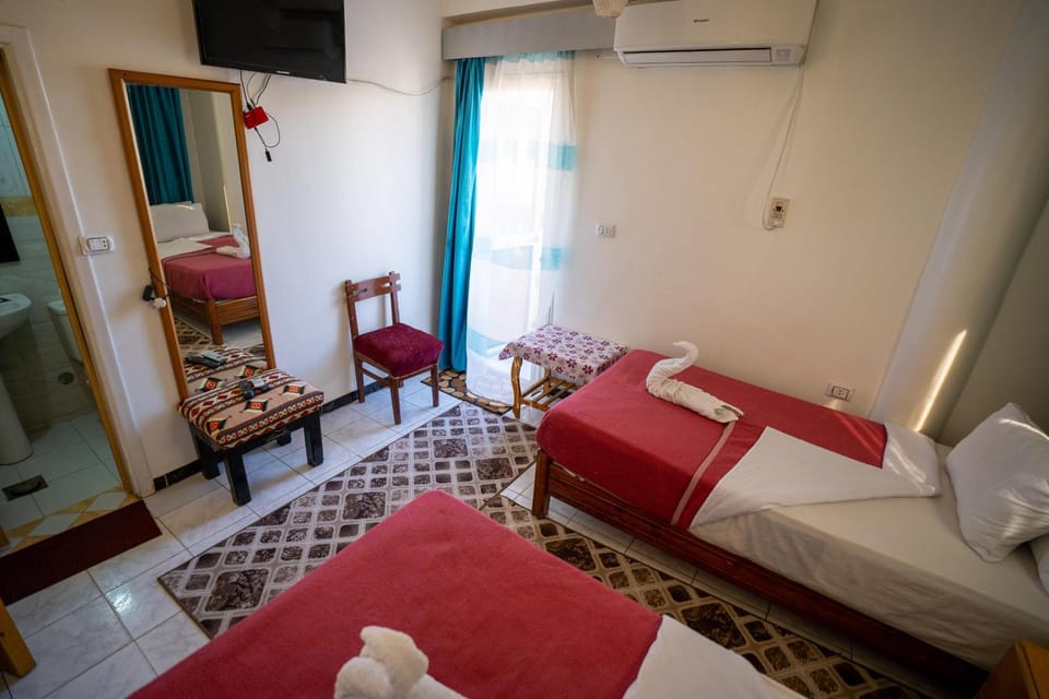 Bed, Bathroom, TV and multimedia, towels