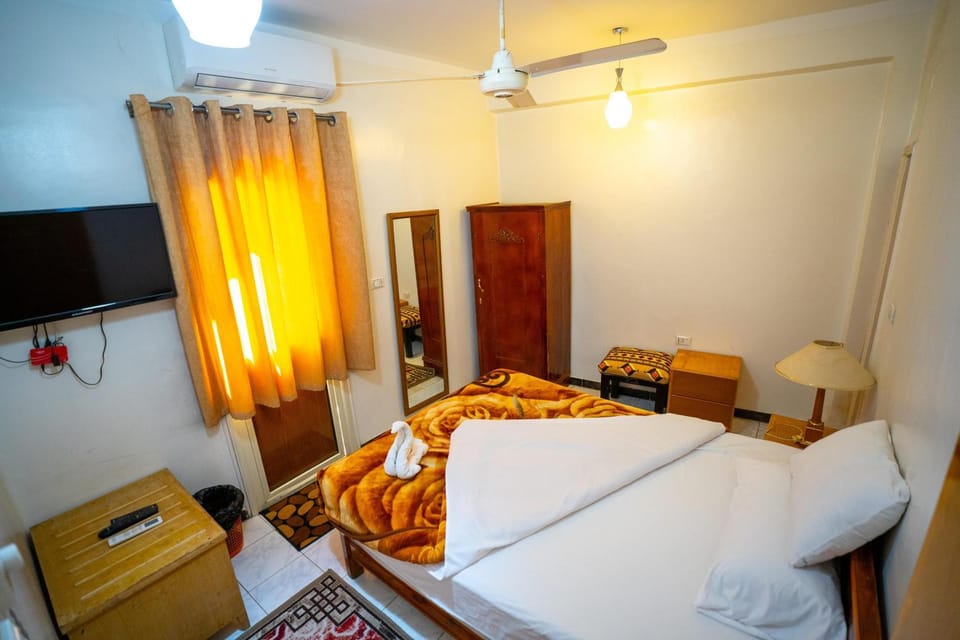 TV and multimedia, Photo of the whole room, air conditioner