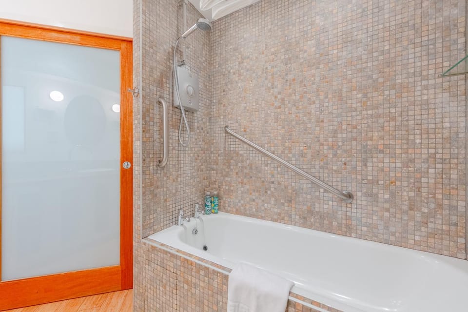 Vibrant 2BD Flat - near London Bridge Apartment in London Borough of Southwark