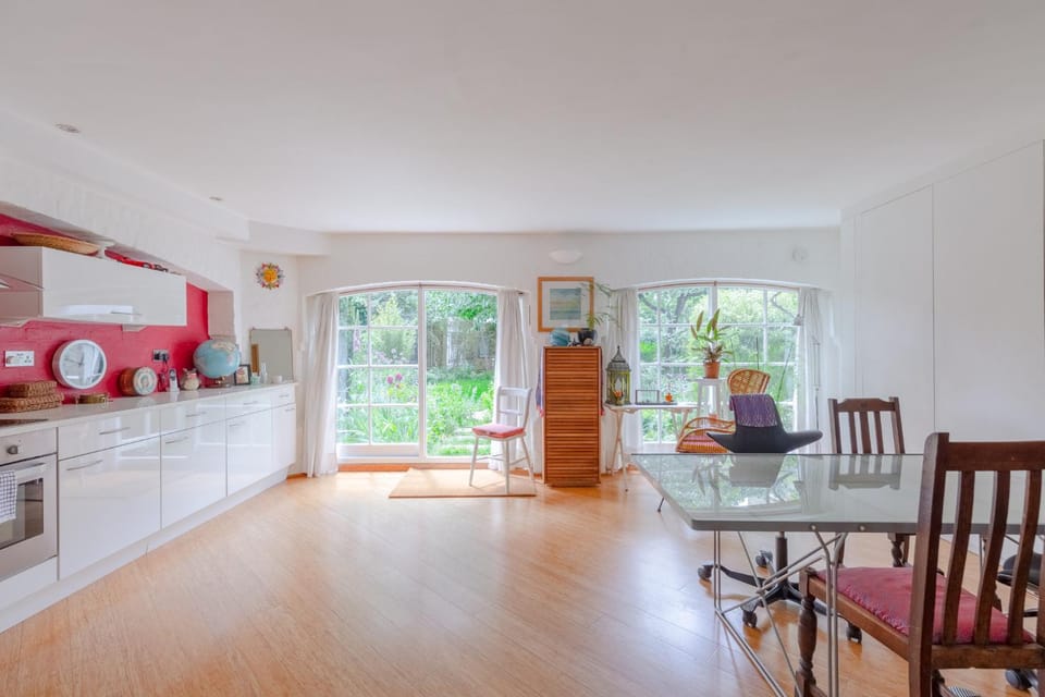 Vibrant 2BD Flat - near London Bridge Apartment in London Borough of Southwark
