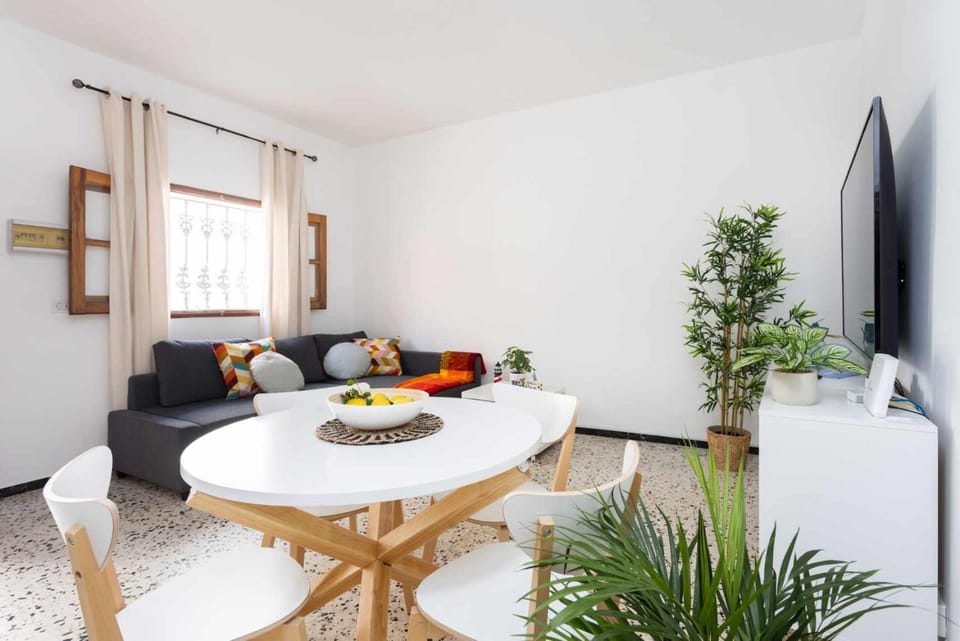 TV and multimedia, Living room, Food and drinks, Seating area, Dining area, Evening entertainment