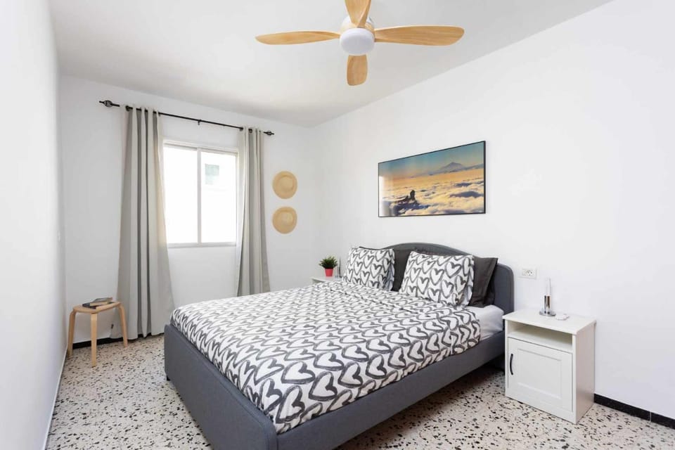 Bed, Photo of the whole room, Bedroom, fireplace