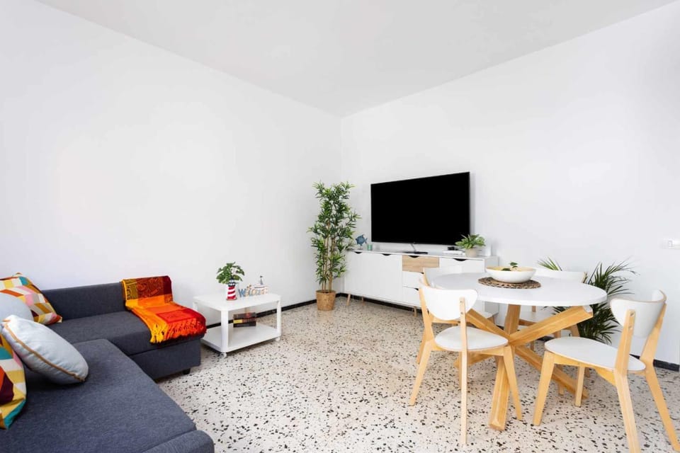 TV and multimedia, Living room, Seating area, Dining area, Evening entertainment