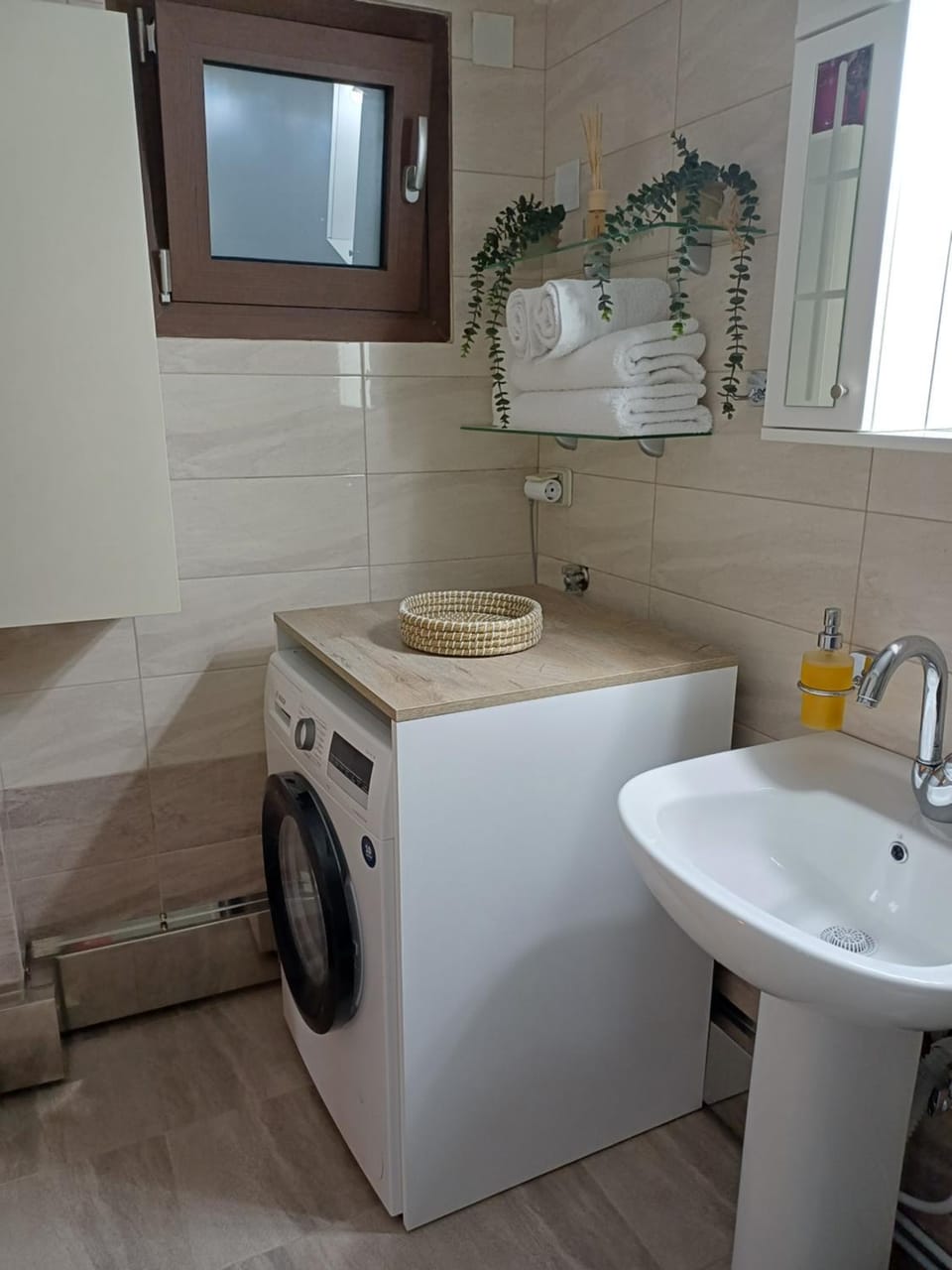 Bathroom, washing machine