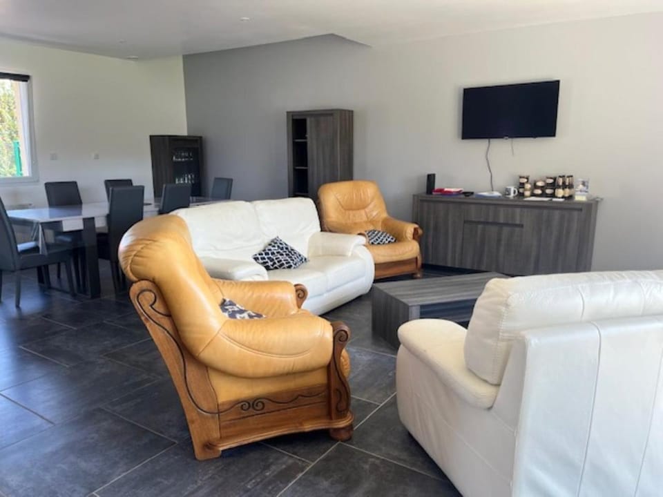 Communal lounge/ TV room, TV and multimedia, Living room