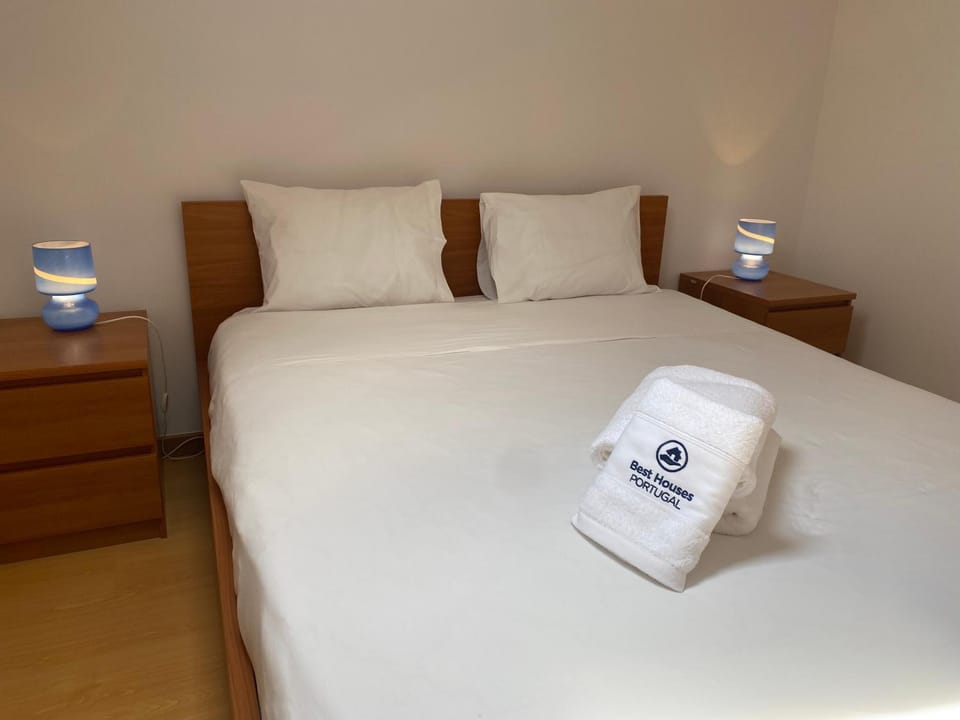 Bed, Photo of the whole room, Bedroom, towels