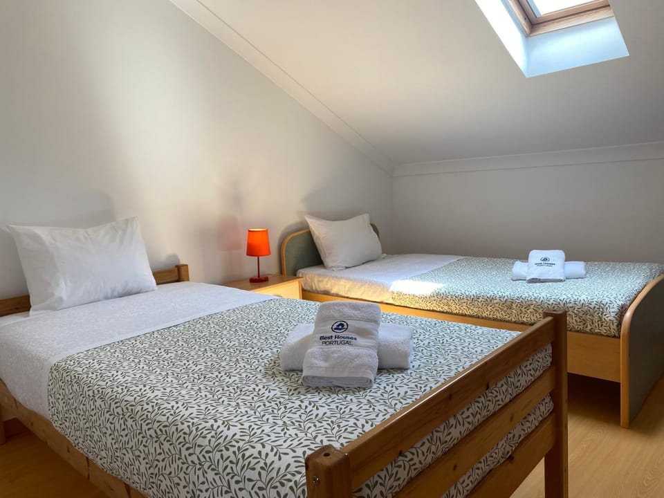 Bed, Photo of the whole room, Bedroom, towels