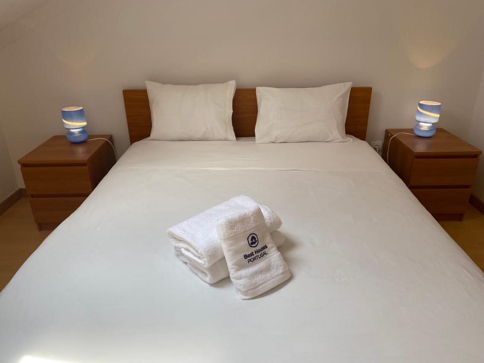 Bed, Photo of the whole room, Bedroom, towels