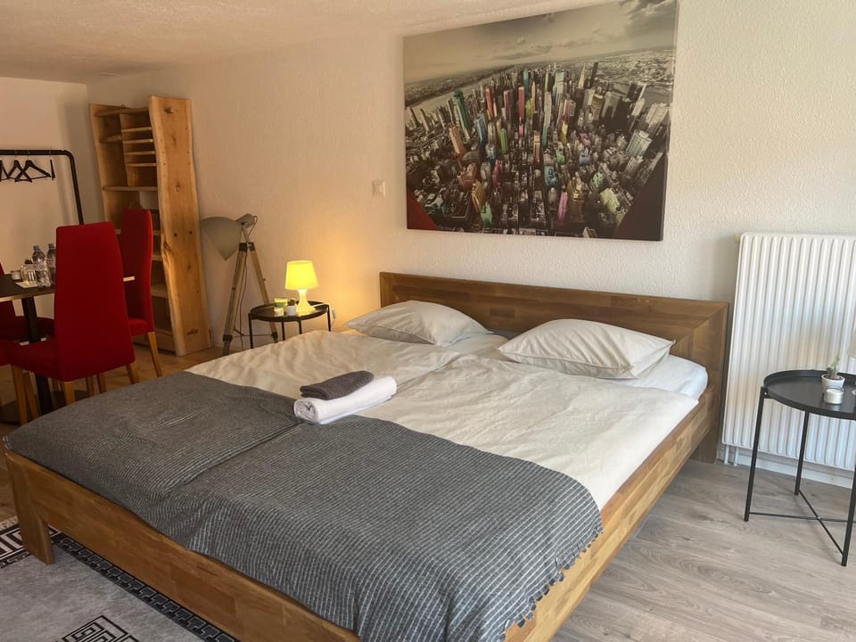 Bed, Bedroom, towels
