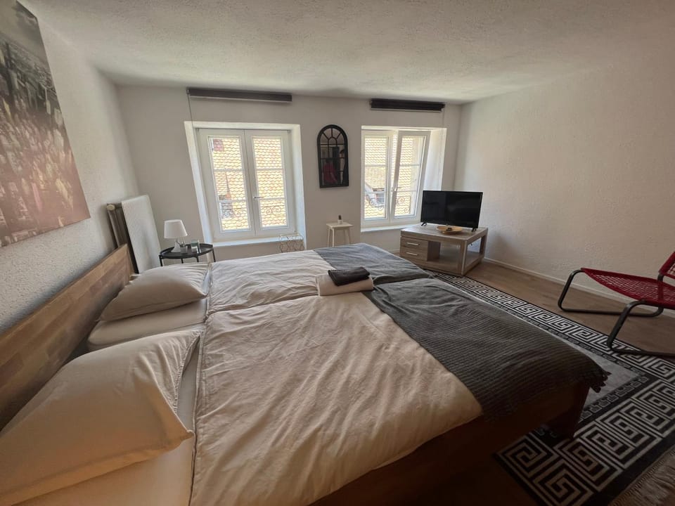 Bed, TV and multimedia, Photo of the whole room, Bedroom