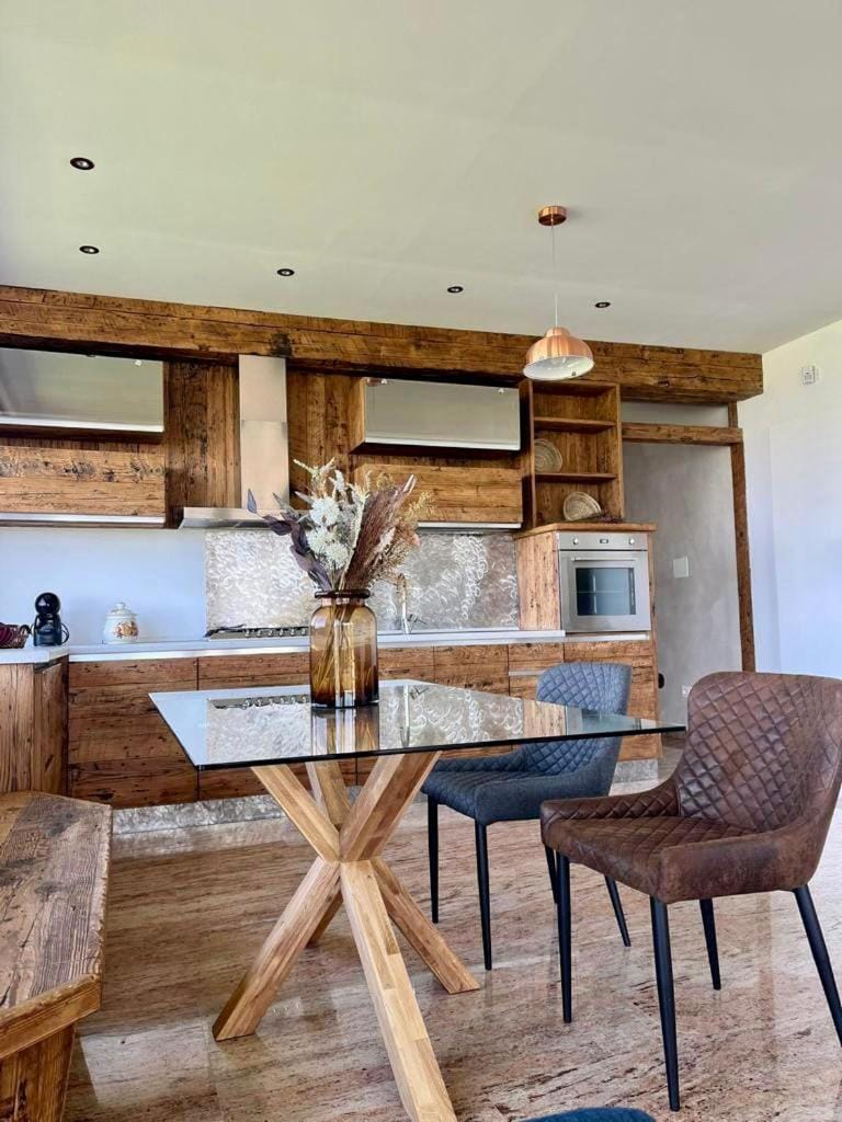 Kitchen or kitchenette, Dining area