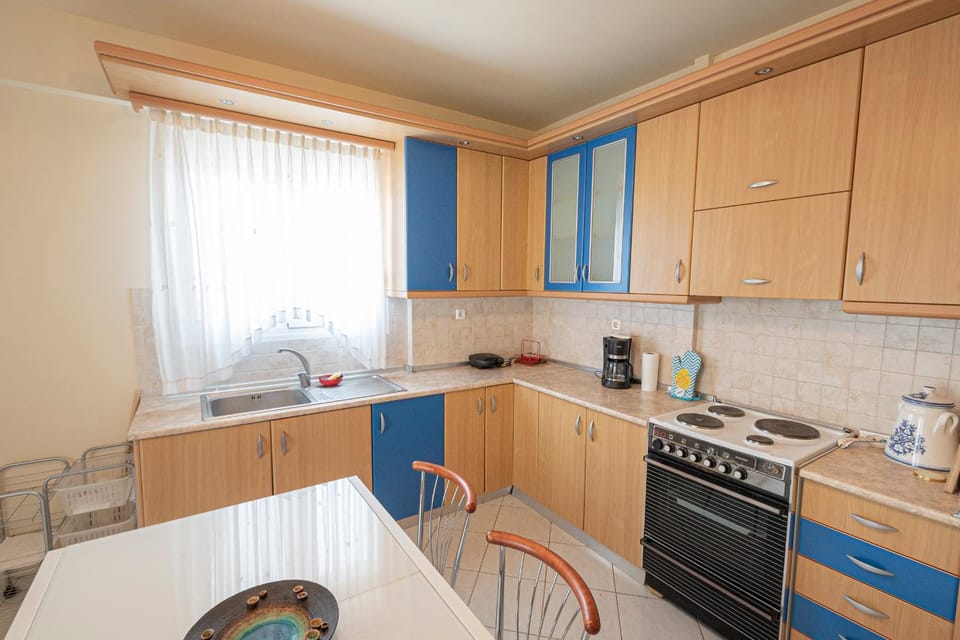 Coffee/tea facilities, Kitchen or kitchenette, Photo of the whole room, Dining area, stove