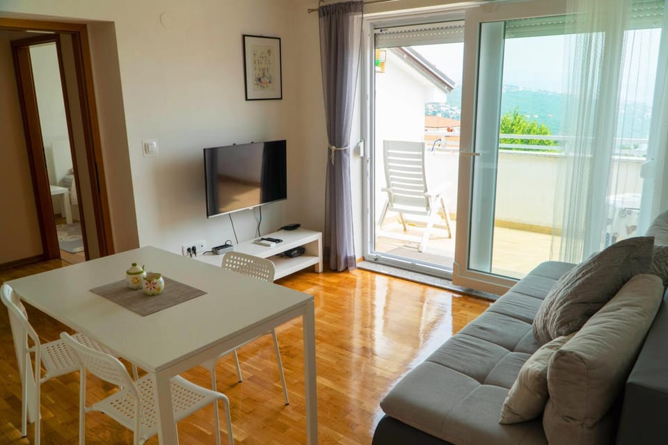 Communal lounge/ TV room, TV and multimedia, Living room, Seating area, Dining area