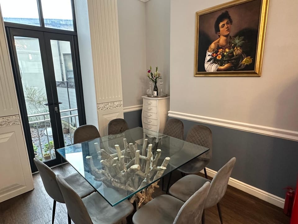 Unique Luxury Home in the heart of London. Air conditioned with private garden Apartment in City of Westminster