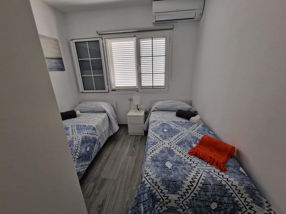 Bed, Photo of the whole room, Bedroom, internet, towels, air conditioner
