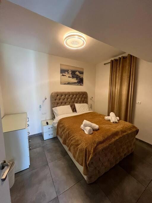 Bed, Bedroom, towels