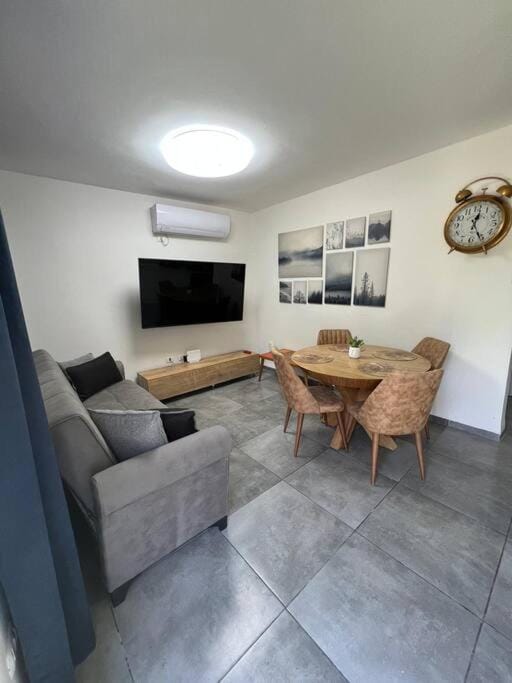 TV and multimedia, Kitchen or kitchenette, Living room, Seating area, Dining area
