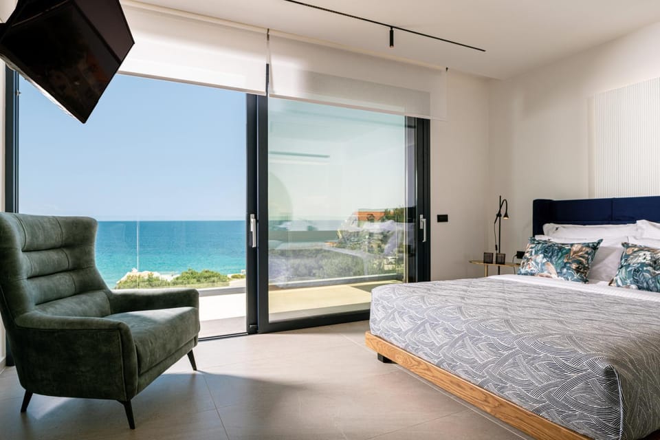 Bed, TV and multimedia, View (from property/room), Balcony/Terrace, Bedroom, Sea view