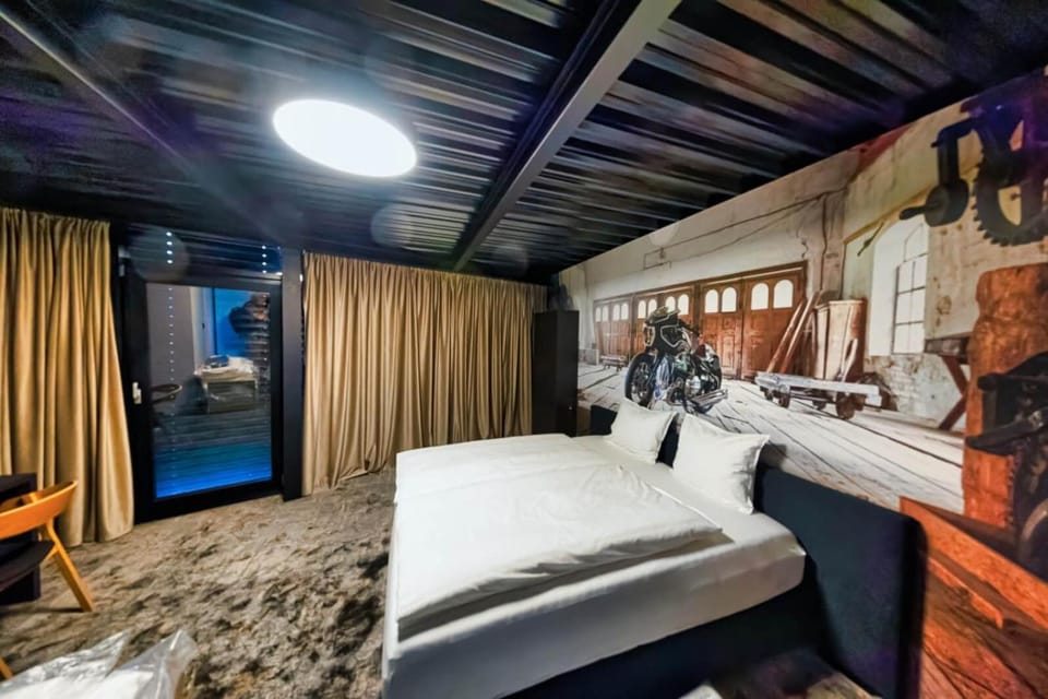 Bed, Photo of the whole room, Bedroom, Inner courtyard view