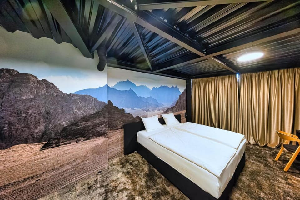 Bed, Photo of the whole room, Bedroom, Inner courtyard view