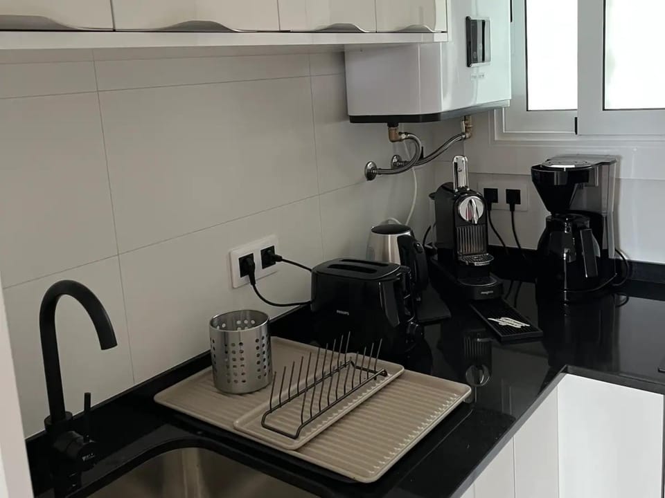 Coffee/tea facilities, Balcony/Terrace, Kitchen or kitchenette, Beach, Sea view, Parking, fireplace, locker, minibar, stove, toaster, air conditioner