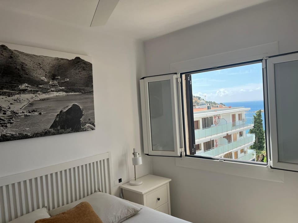 Bed, Natural landscape, View (from property/room), Balcony/Terrace, Beach, Bedroom, Sea view, Parking, fireplace, locker, air conditioner