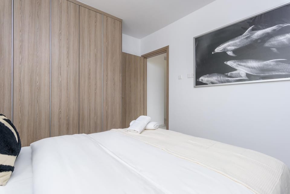 Bed, Bedroom, towels, wardrobe