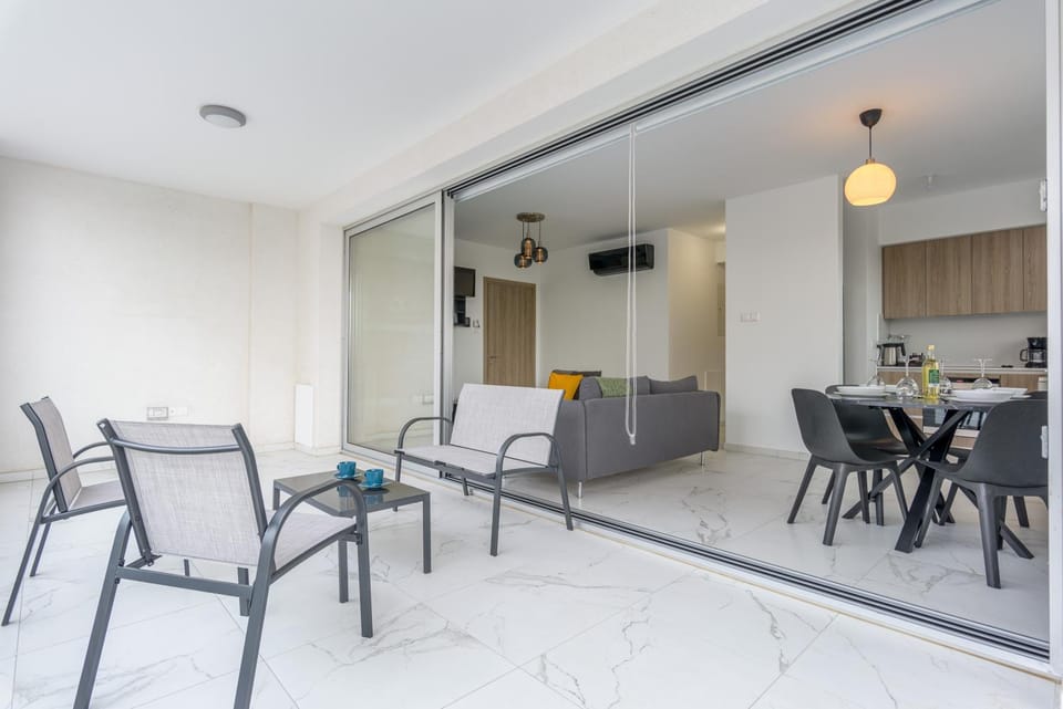 TV and multimedia, Kitchen or kitchenette, Living room, Seating area, Dining area