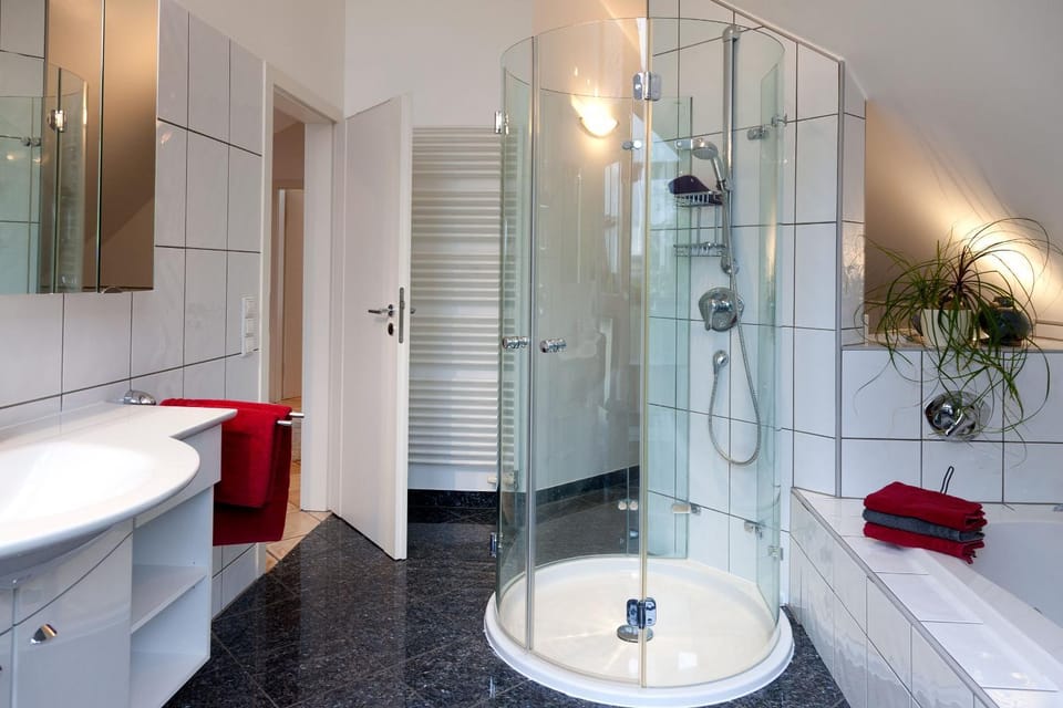 Shower, Toilet, Bathroom, Bath, towels