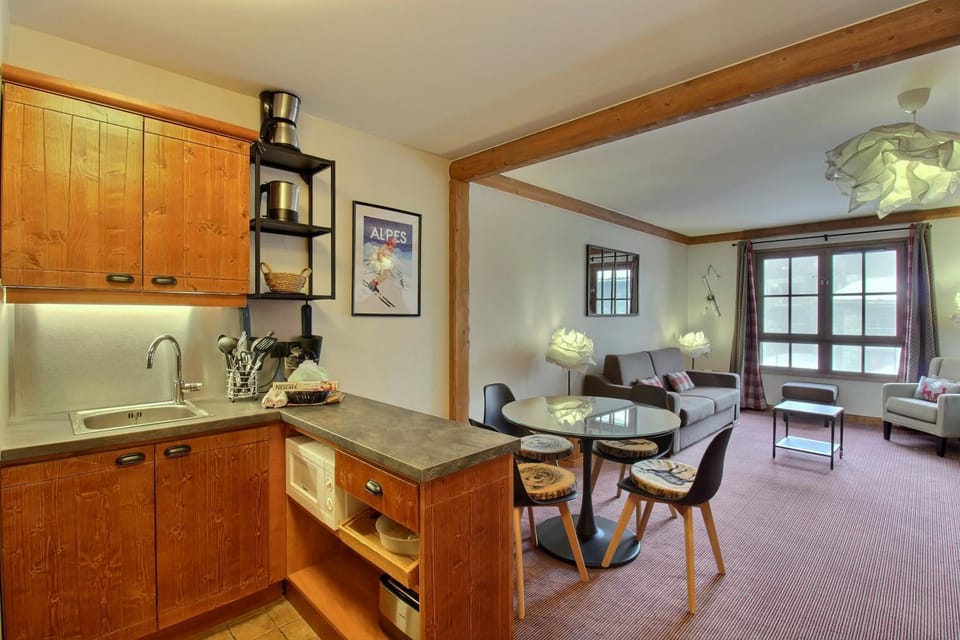 Kitchen or kitchenette, Living room, Seating area, Dining area, minibar