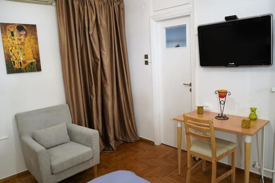TV and multimedia, Seating area, Bedroom