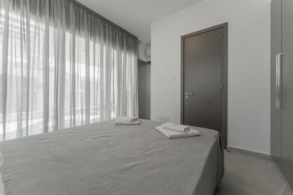 Bed, Bedroom, towels, air conditioner