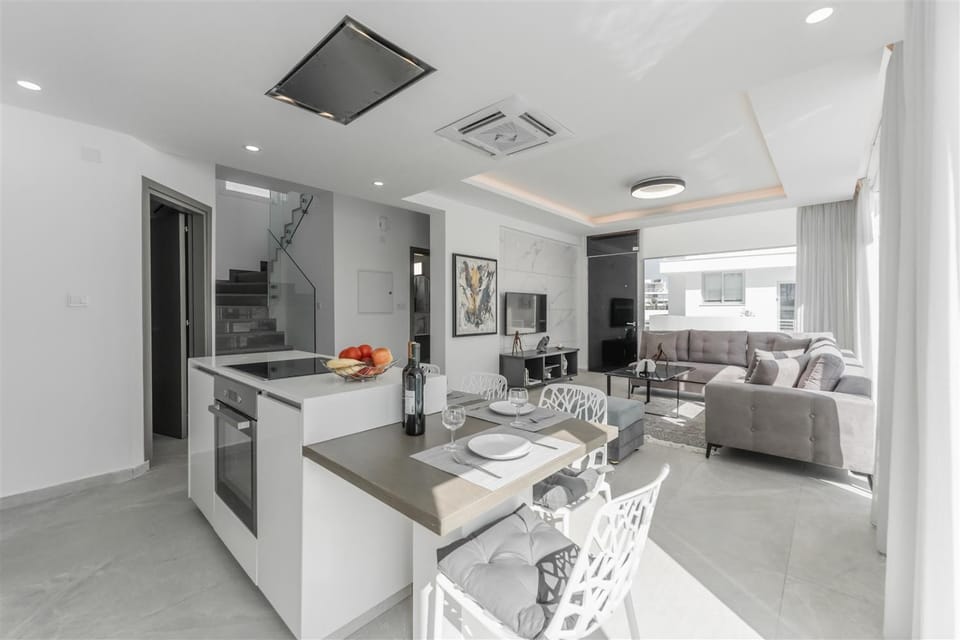 Kitchen or kitchenette, Living room, Seating area, Dining area