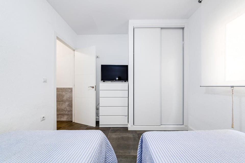 Bed, TV and multimedia, Bedroom, wardrobe