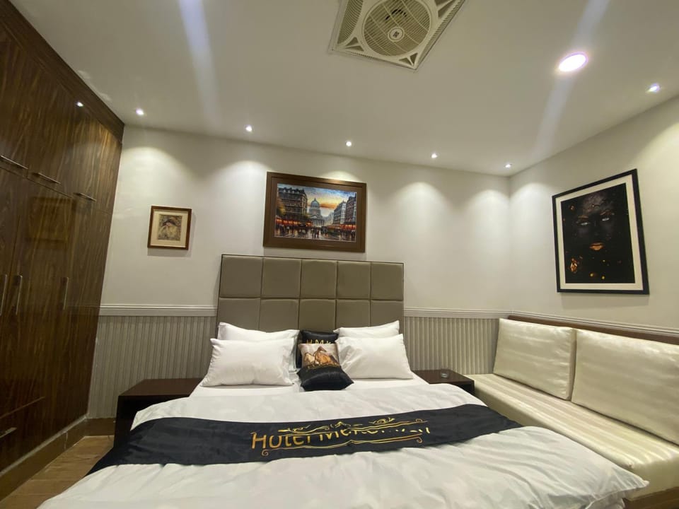 Bed, Living room, Seating area, Bedroom, air conditioner